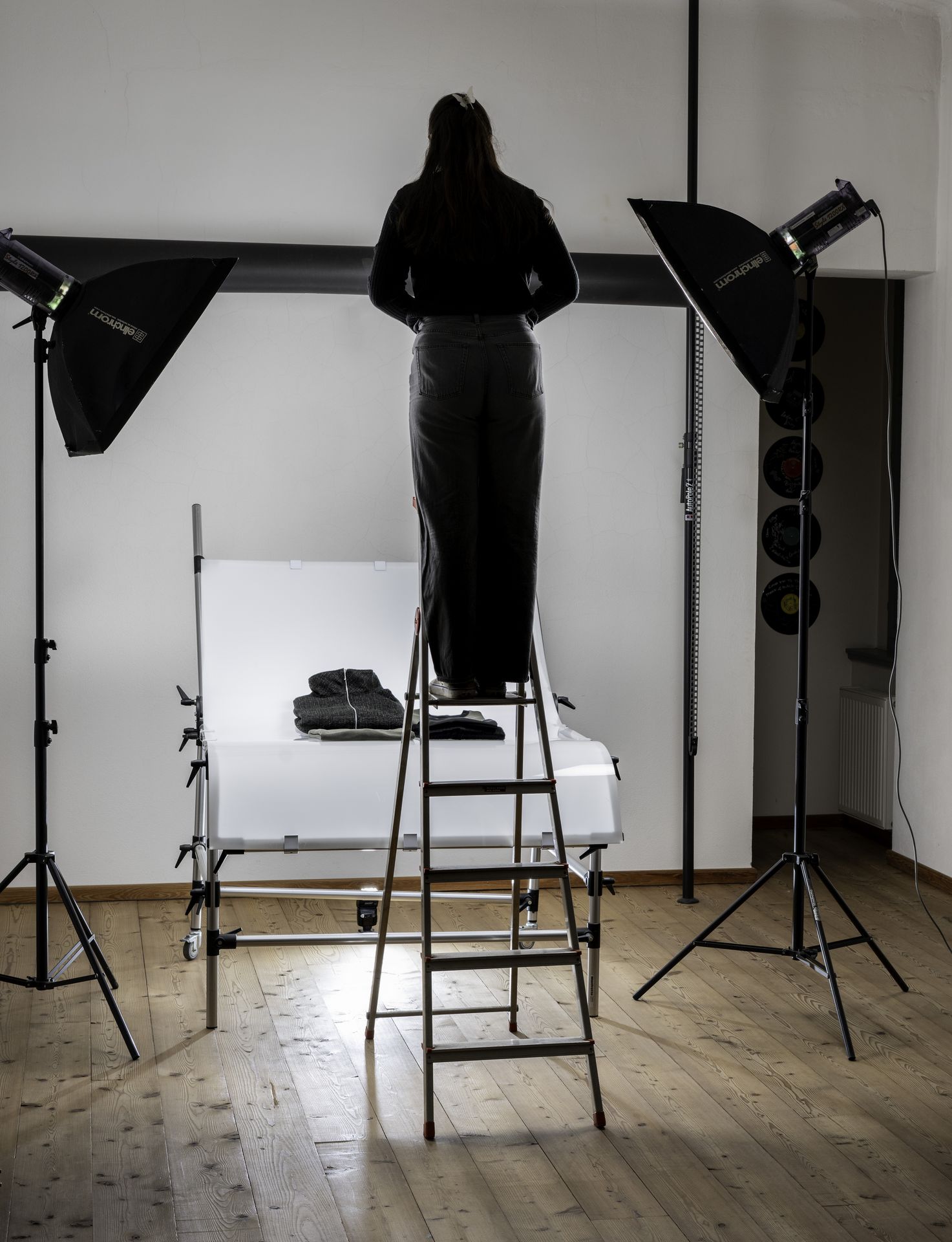 Backstage shooting vêtements sur fond blanc