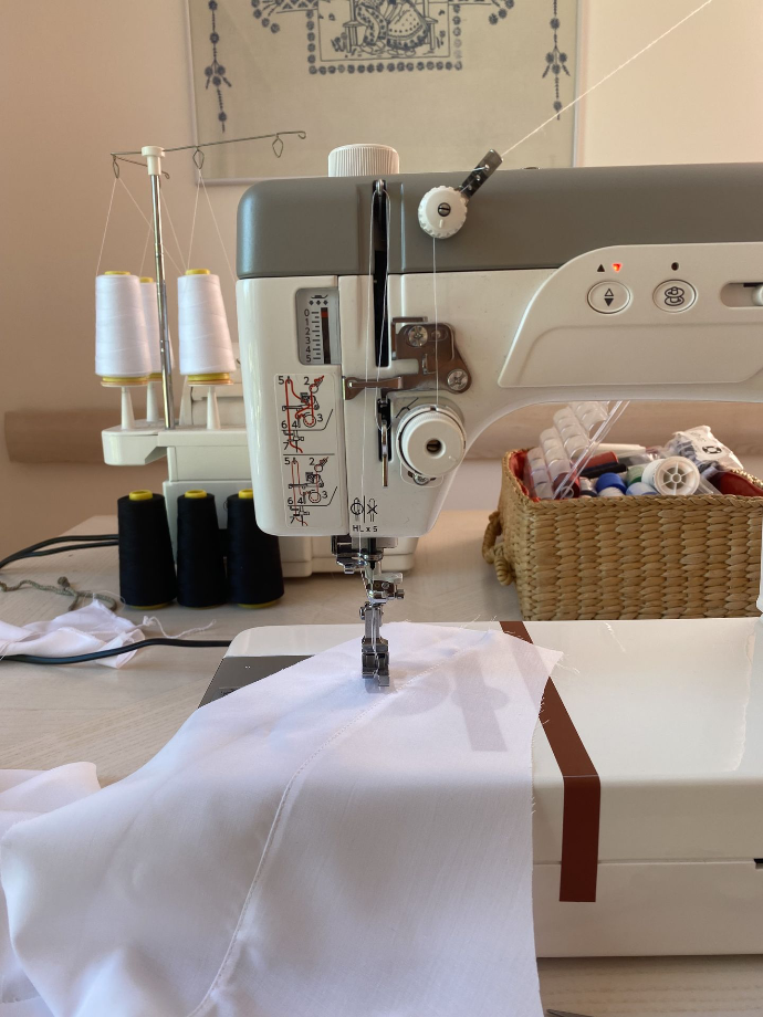 Vêtement entrain d’être cousu sur une machine à coudre