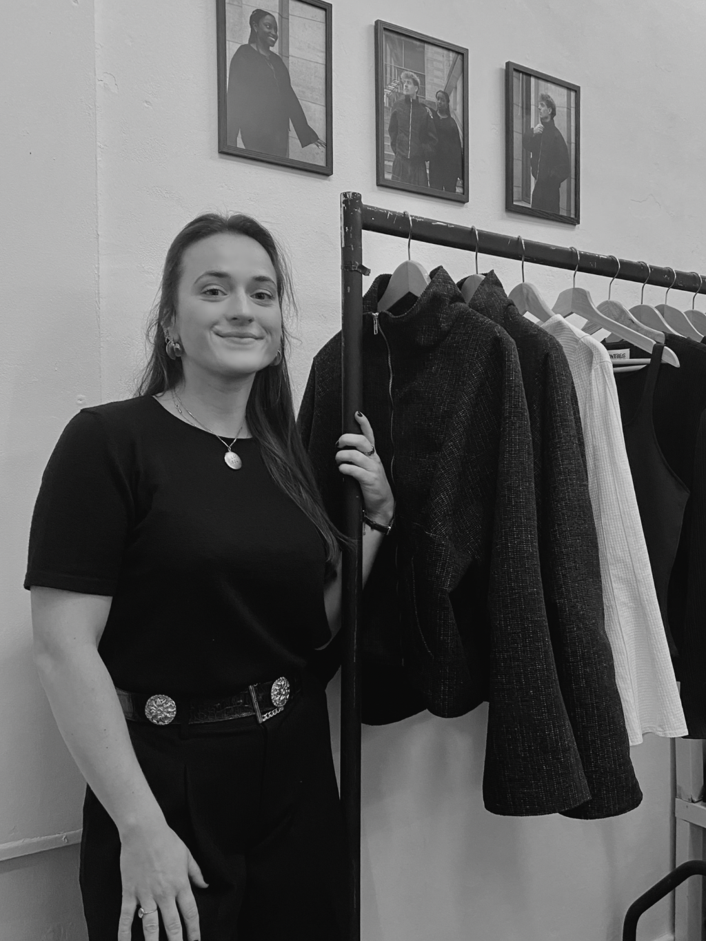 Créatrice de mode devant ses vêtements fait mains